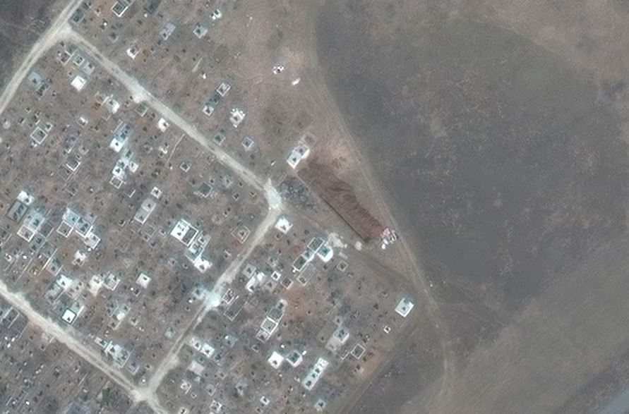 Νέες δορυφορικές φωτογραφίες με άλλο ομαδικό τάφο κοντά στη Μαριούπολη