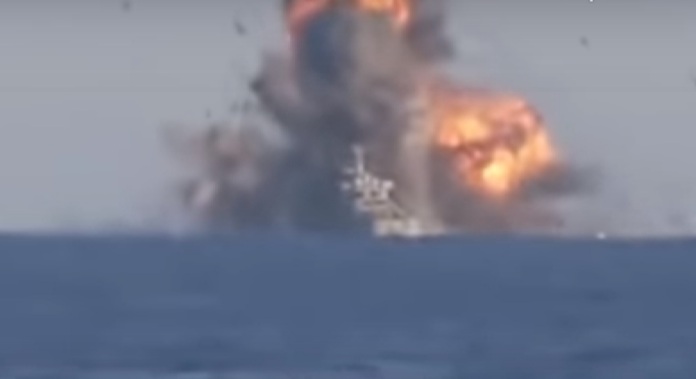 Η ναυαρχίδα του ρωσικού στόλου, το καταδρομικό Moskva χτυπήθηκε από πυραύλους και βυθίζεται