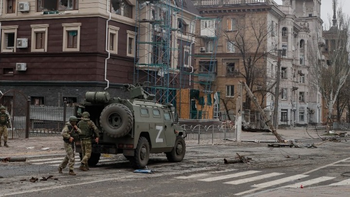 Ρώσοι στρατιώτες δυνάμεις εισήλθαν στην πόλη Κρεμίνα στην ανατολική περιφέρεια Λουχάνσκ