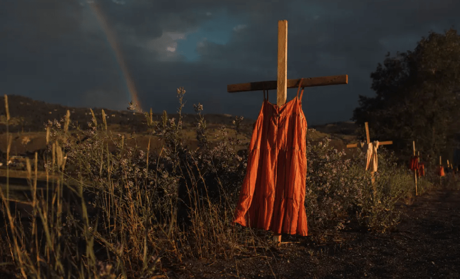 Ολλανδία: Μια φωτογραφία με φορέματα κρεμασμένα σε σταυρούς κέρδισε το βραβείο World Press Photo