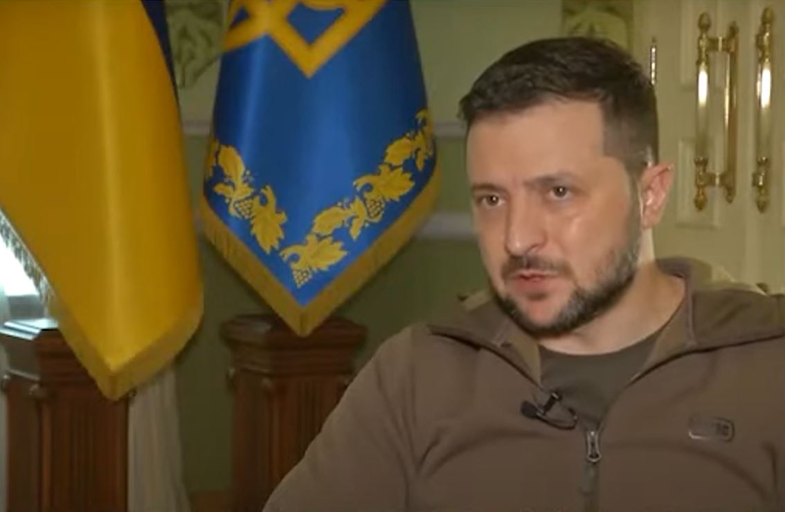 Ζελένσκι στην ΕΡΤ για Τάγμα Αζόφ: Αρχικά ήταν εθελοντές με νεοναζιστική ιδεολογία, τώρα είναι στρατιώτες της Ουκρανίας