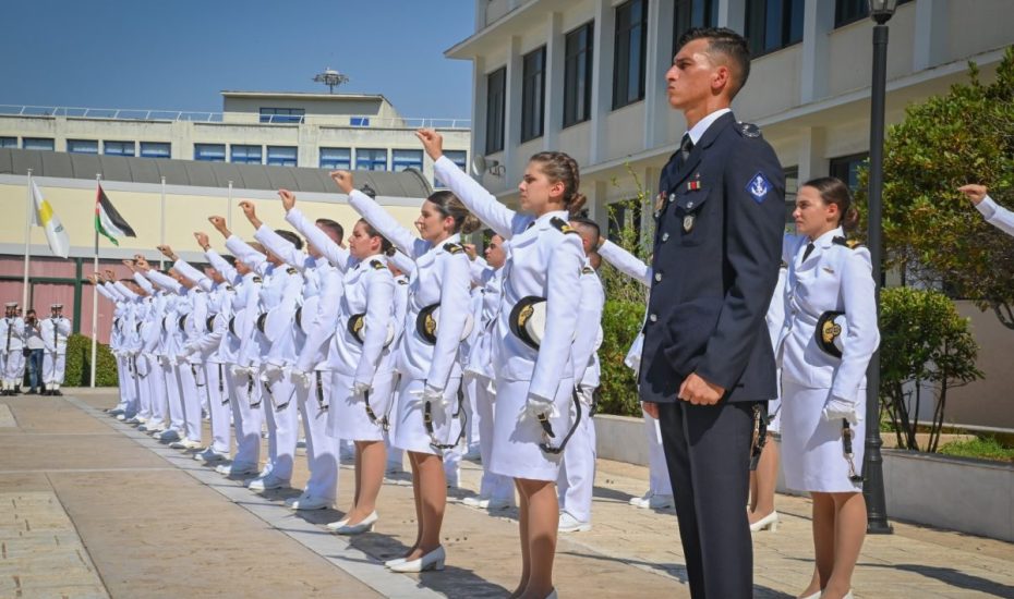 Τα ξίφη στους νέους και στις νέες σημαιοφόρους του Πολεμικού Ναυτικού επέδωσε η Πρόεδρος της Δημοκρατίας