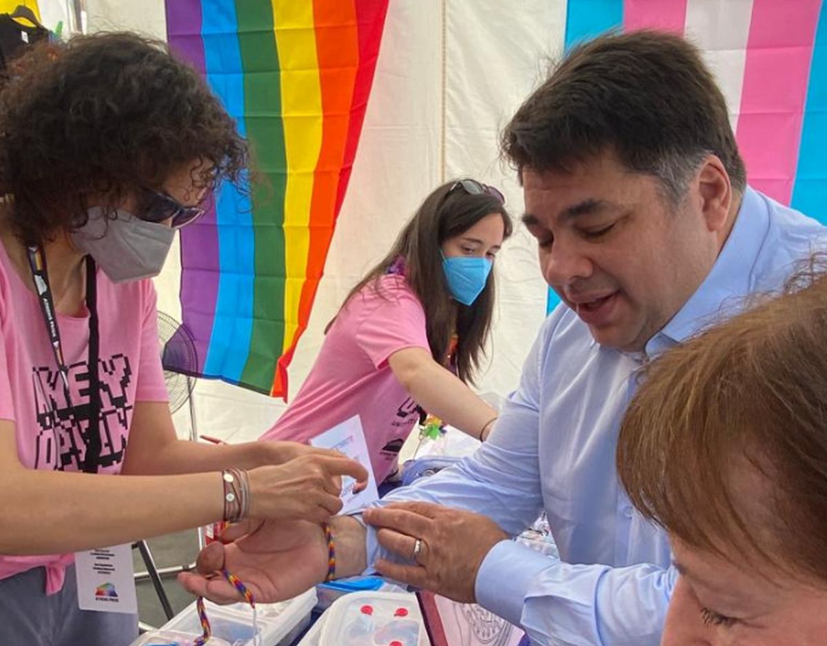 Ο Αμερικανός πρέσβης Τζορτζ Τσούνης στο Athens Pride 2022 (φωτ)