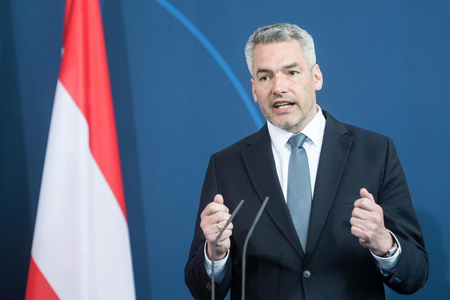 Καγκελάριος Αυστρίας: «Αν συνεχίσουμε με τις κυρώσεις κατά Ρωσίας μένουν 2 επιλογές: αλκοόλ και ψυχοφάρμακα»
