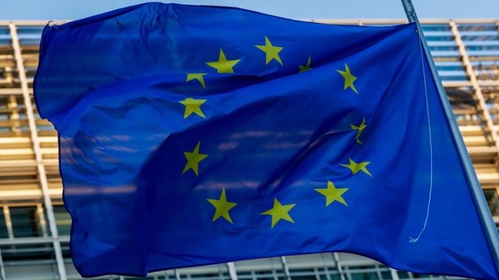 H EE καλεί την Ελλάδα να συμμορφωθεί με οδηγία για διαφανείς και προβλέψιμους όρους εργασίας