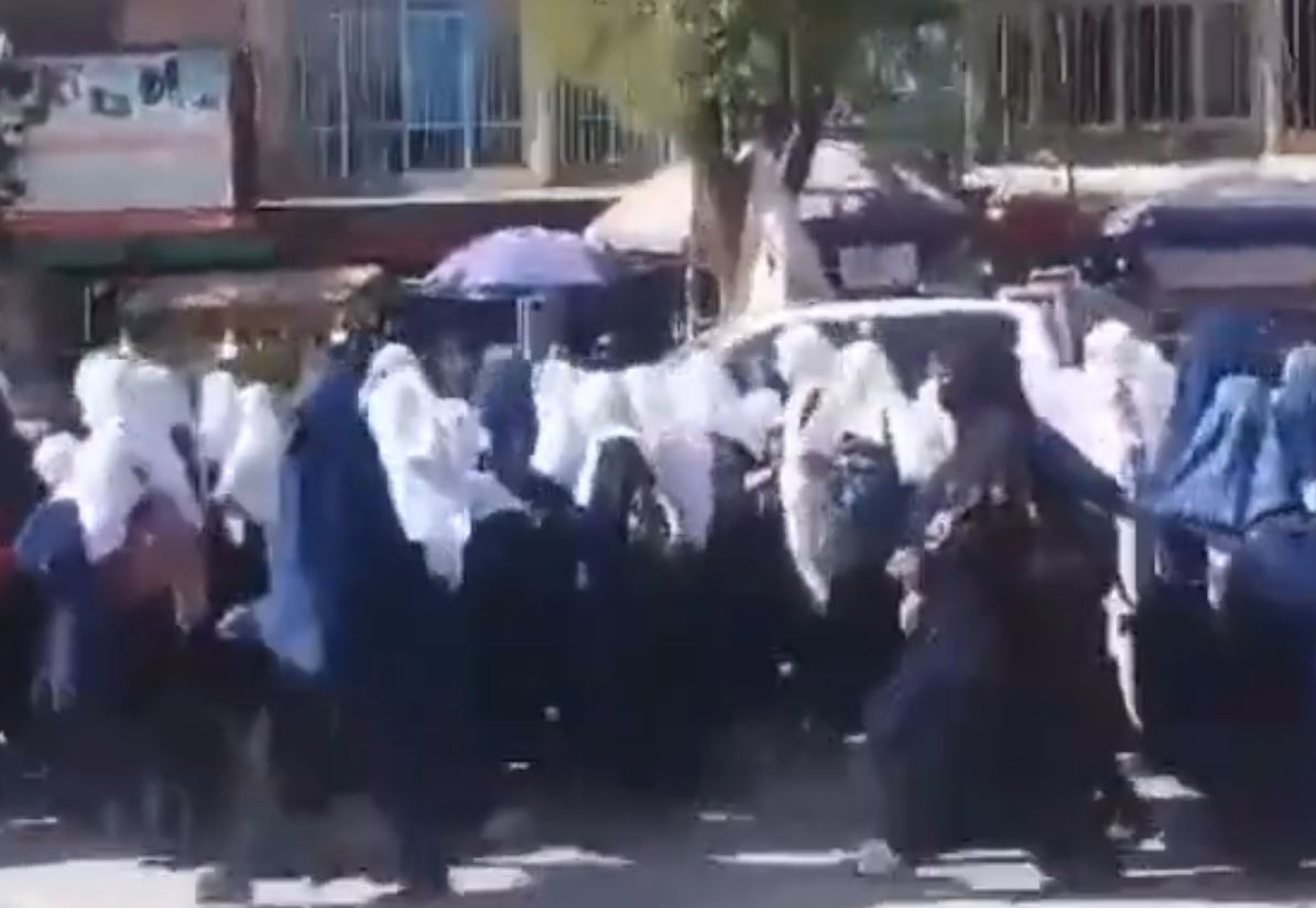 Μαθήτριες με μπούρκες διαδηλώνουν για το κλείσιμο σχολείων στο Αφγανιστάν (βίντεο)