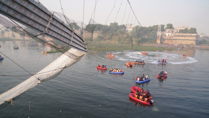 Ινδία: 130 οι νεκροί από την κατάρρευση γέφυρας