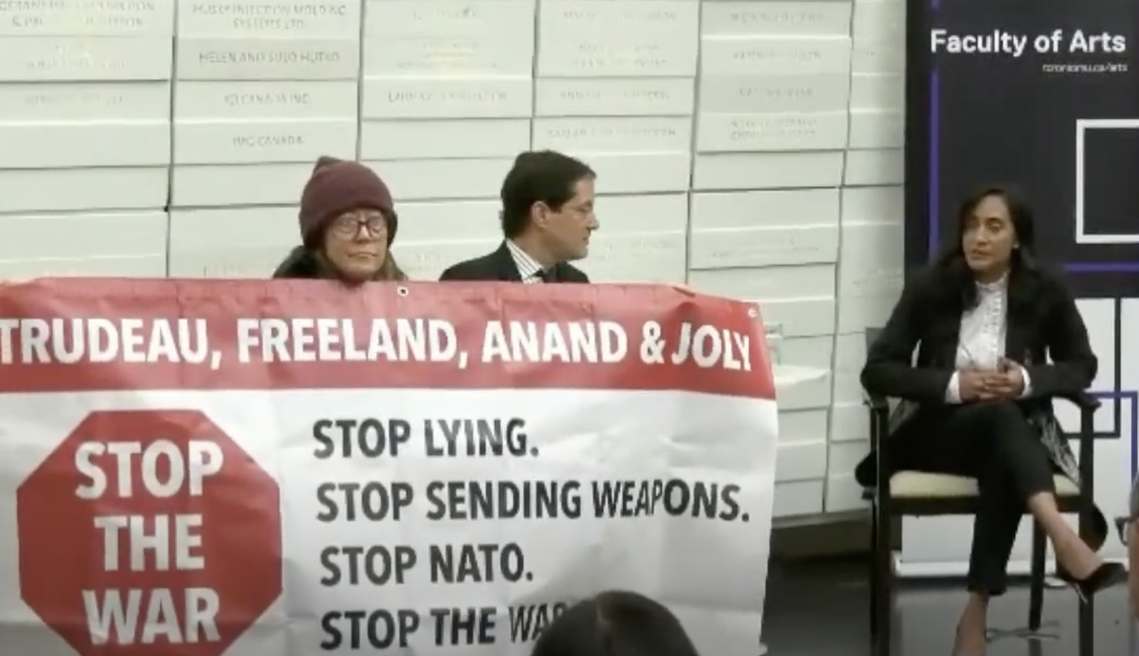 «Σταματήστε να στέλνετε όπλα στην Ουκρανία»! Ακτιβίστρια διέκοψε την ομιλία της υπουργού Άμυνας του Καναδά