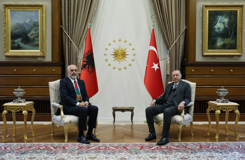 Το κράτος-παραβάτης Τουρκία, «καθαγιασμένος» καθοδηγητής της Αλβανίας