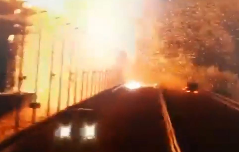 Τι αλλάζει στον πόλεμο στην Ουκρανία μετά την έκρηξη στη γέφυρα στο Στενό του Κερτς