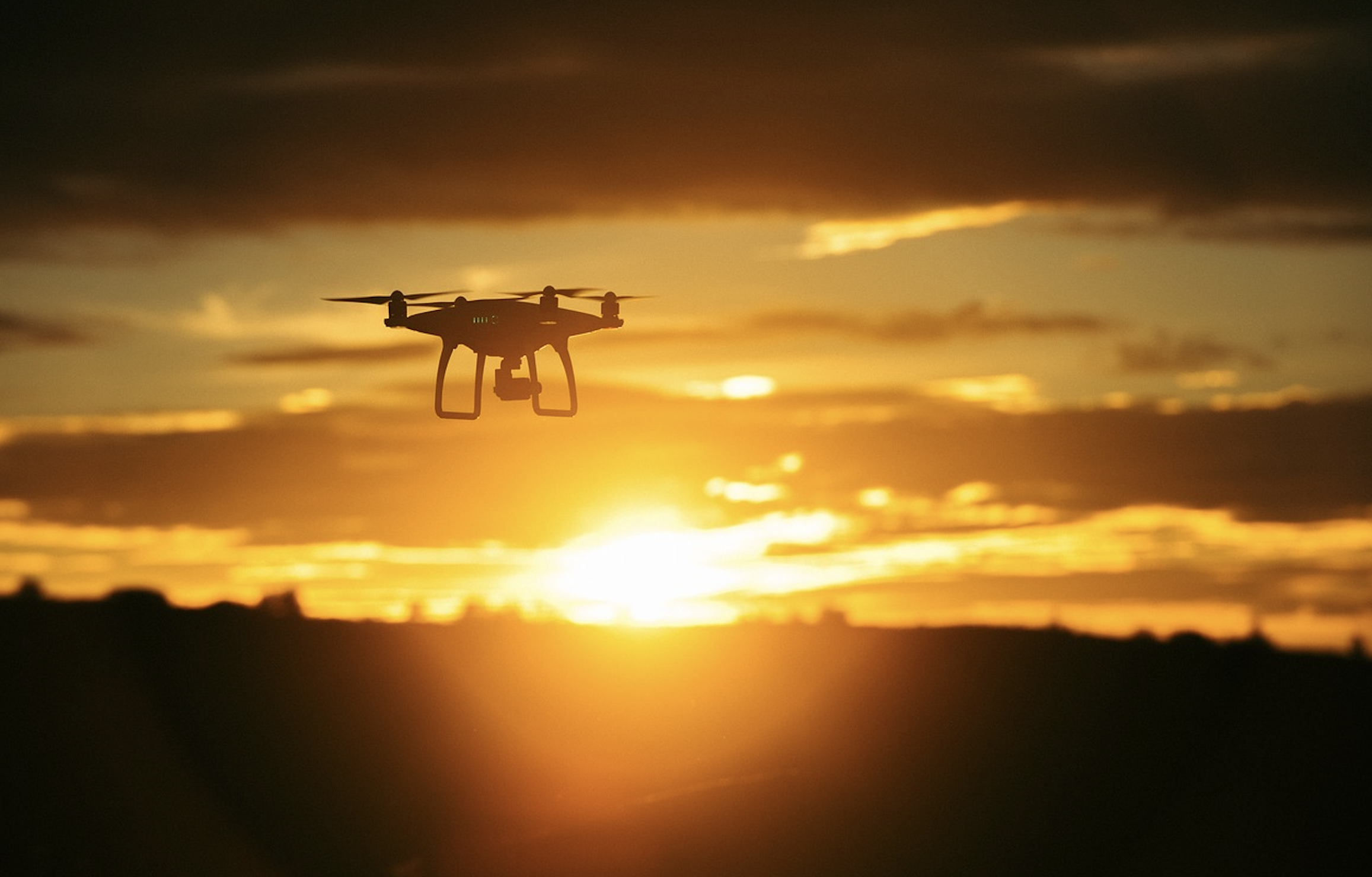 Άμυνα εναντίον σμηνών drones με εκπομπή μικροκυματικού παλμού από φίλια drones