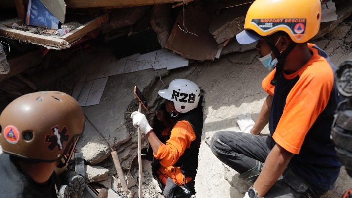 Ινδονησία: Παιδί 6 ετών ανασύρθηκε ζωντανό 48 ώρες μετά από τον σεισμό