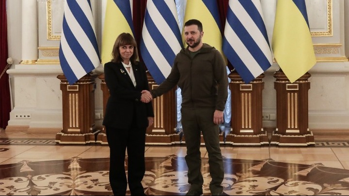 «Η Ελλάδα θα συνεχίσει να παρέχει βοήθεια στην Ουκρανία» διαβεβαίωσε η ΠτΔ τον Ζελένσκι...