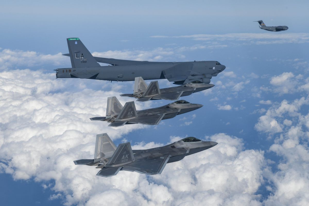 Κοινές ασκήσεις αμερικανικών B-52 και F-22 με F-35 της Νότιας Κορέας