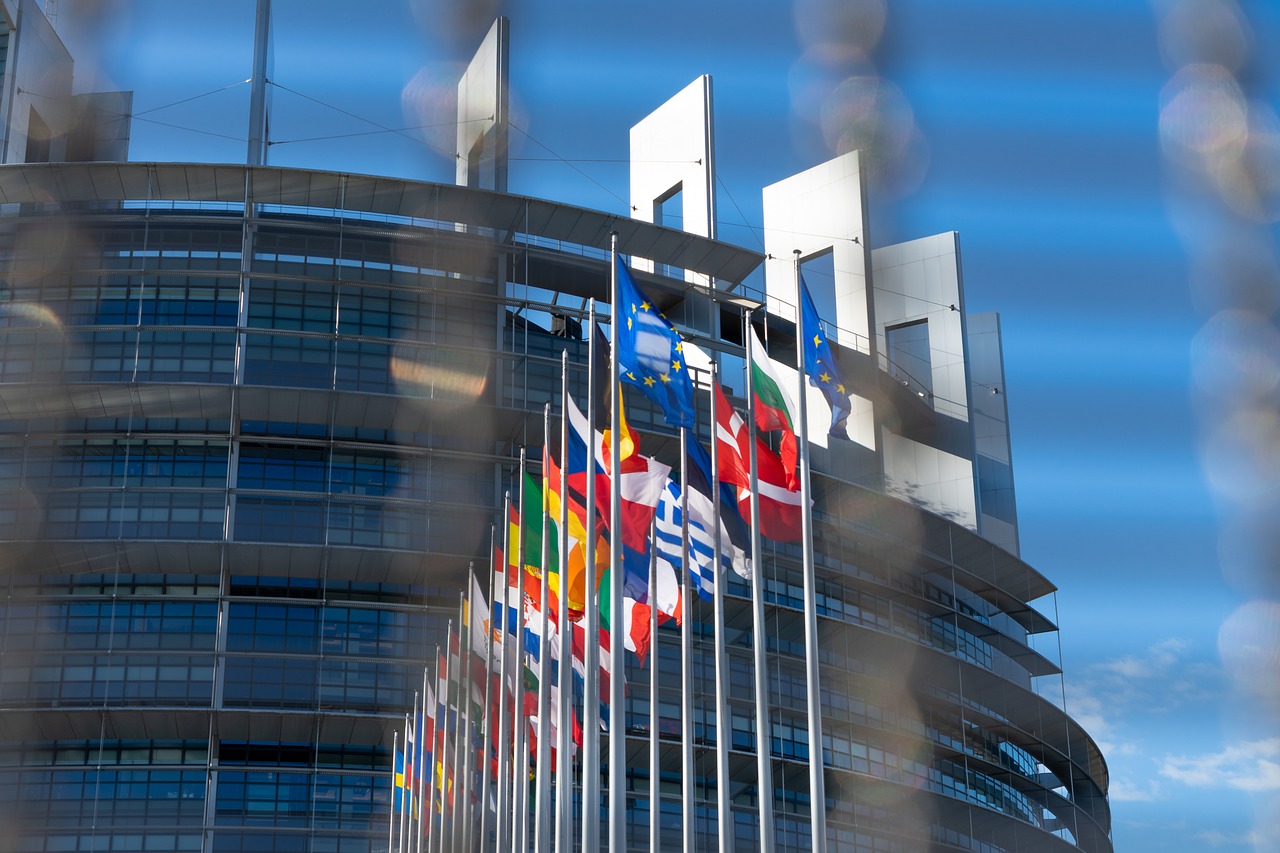 Η ΕΕ σφίγγει ξανά τα λουριά και ζητά «μεσοπρόθεσμη βιωσιμότητα χρέους»