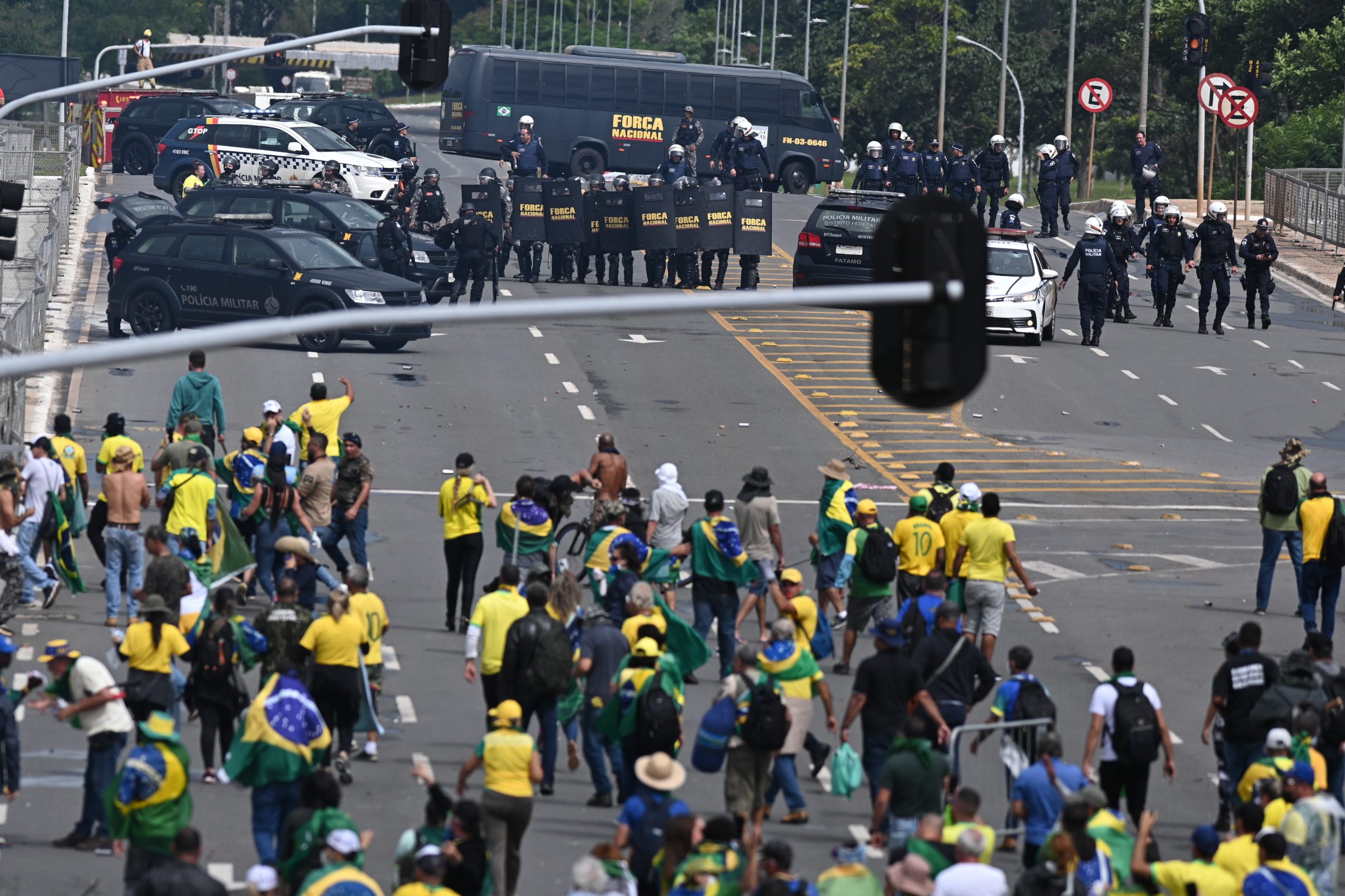 Απόπειρα πραξικοπήματος στη Βραζιλία: Ο Λούλα υποσχέθηκε την τιμωρία των βάνδαλων φασιστών