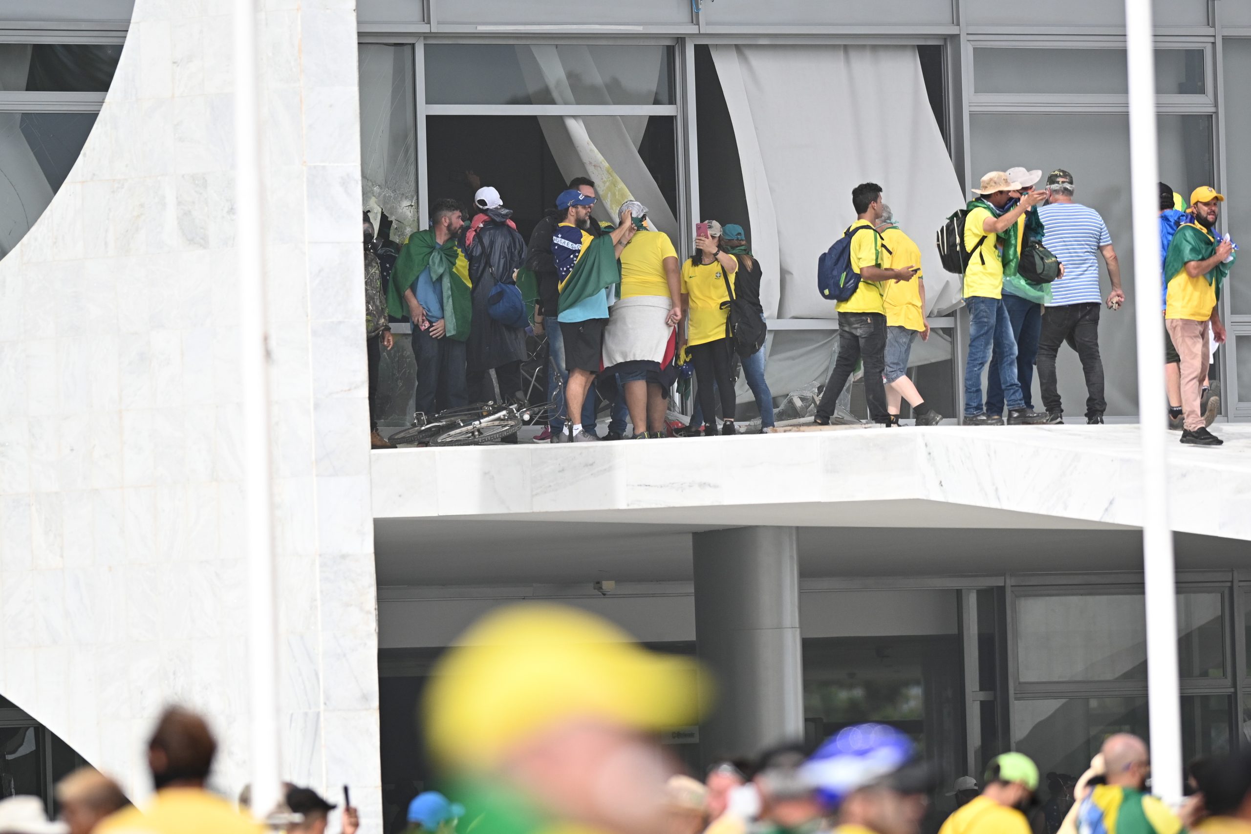 Βραζιλία: Ο Λούλα παύει τον κυβερνήτη της Μπραζίλια, ο Μπολσονάρου καταδικάζει τις επιθέσεις των οπαδών του