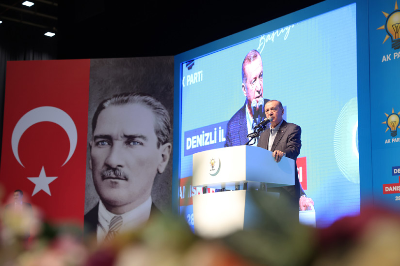 Ο Ερντογάν δηλώνει ότι δεν αλλάζει στρατηγική μετά από τη ρήξη στην αντιπολίτευση