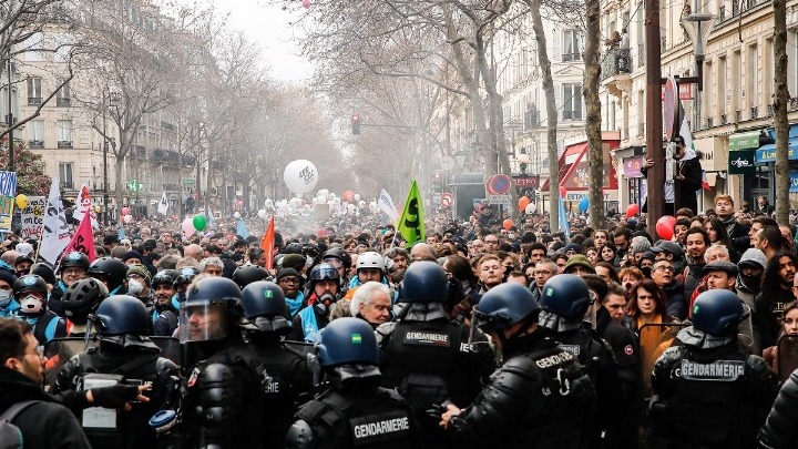 Στη Γαλλία 2,5 εκ. διαδηλωτές είπαν όχι στην «αναμόρφωση» του συνταξιοδοτικού από τον Μακρόν