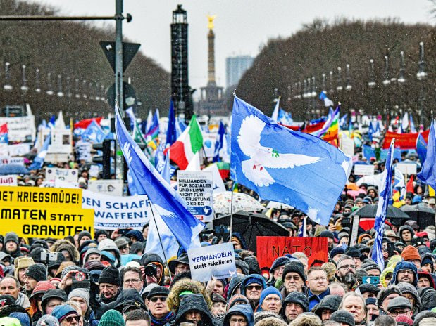 Γερμανία: 10.000 διαδηλωτές στο Βερολίνο φώναξαν «όχι άλλα όπλα στην Ουκρανία»