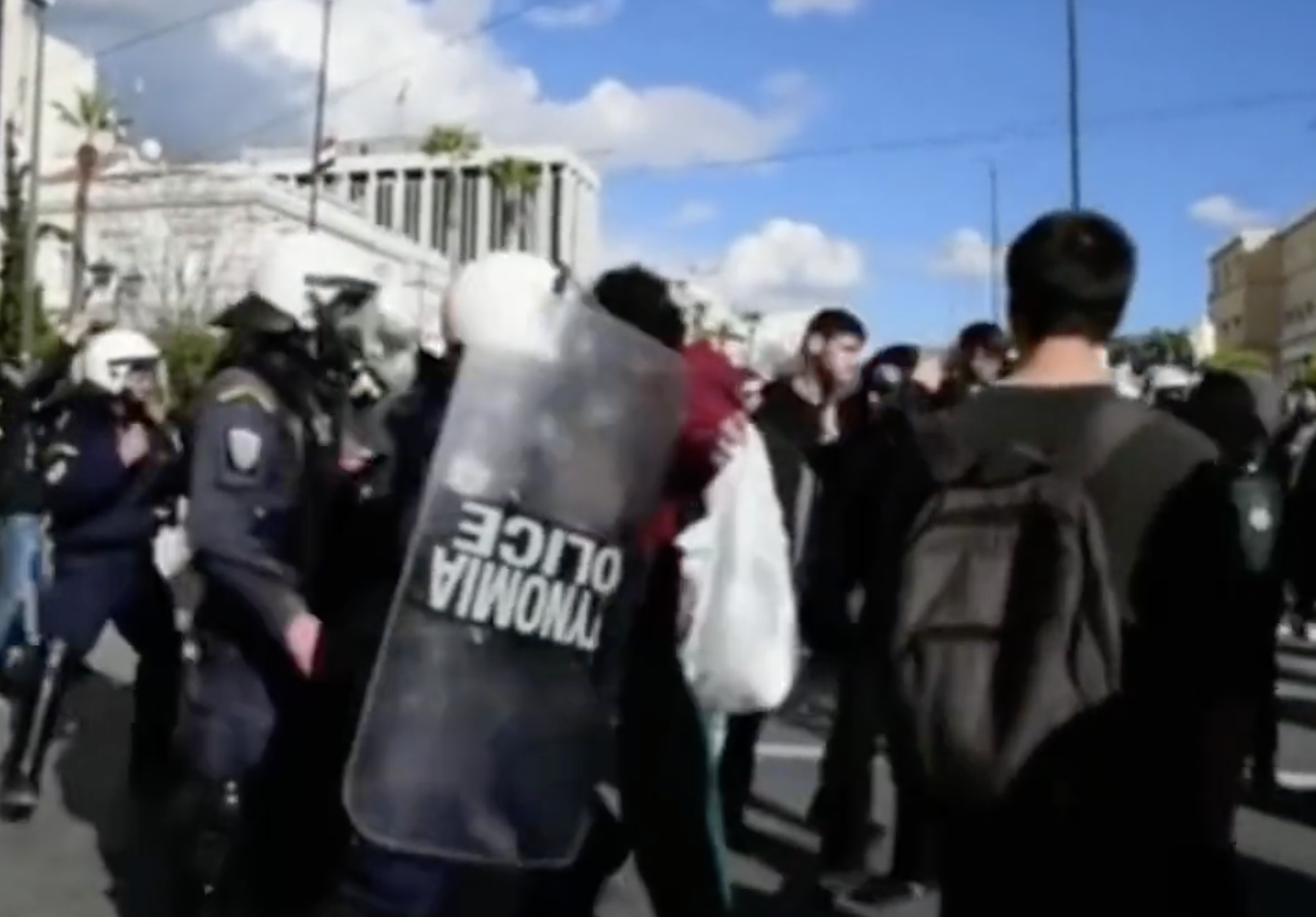 Γιατί τόσο σκληρή αστυνομική βία στις συγκεντρώσεις για τα Τέμπη; Βίντεο
