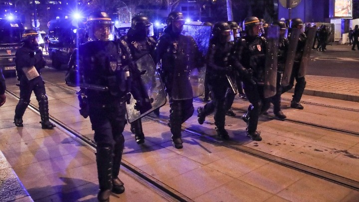 Σκληρή αστυνομική βία στη Γαλλία και «Μακρόν παραιτήσου» από τους διαδηλωτές