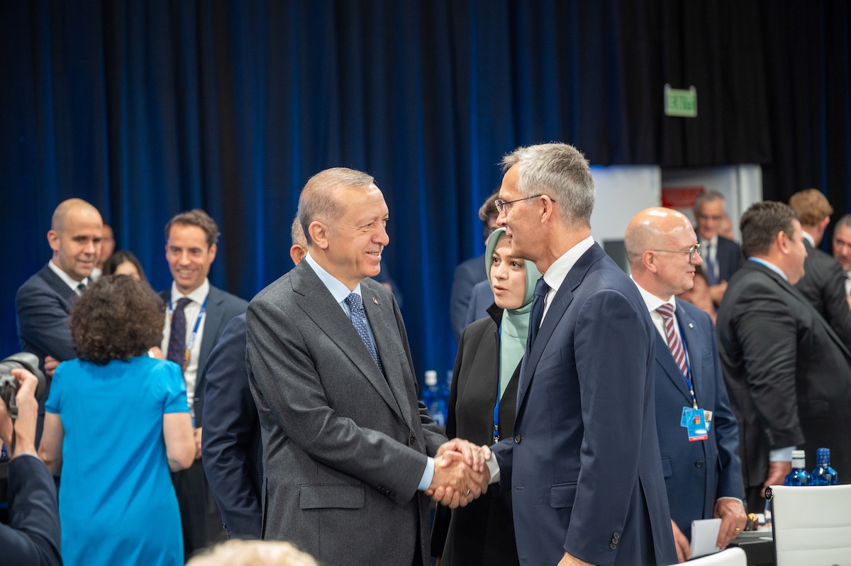 Το ΝΑΤΟ βρίσκει και τα κάνει: για δεύτερη χρονιά συνεχάρη την Τουρκία για την Μικρασιατική Καταστροφή