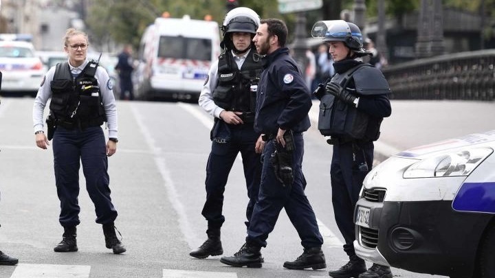 Επίθεση στο κέντρο του Παρισιού, με έναν νεκρό και δύο τραυματίες – Συνελήφθη ο δράστης 
