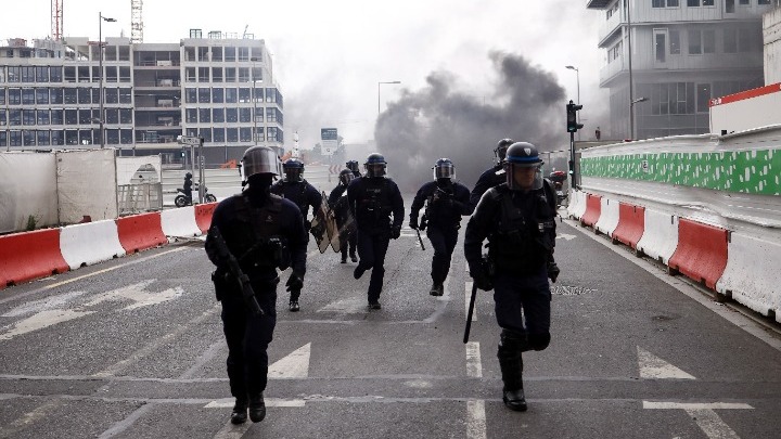 Γαλλία: Ασύλληπτη βία από τον «φιλελεύθερο» Μακρόν!