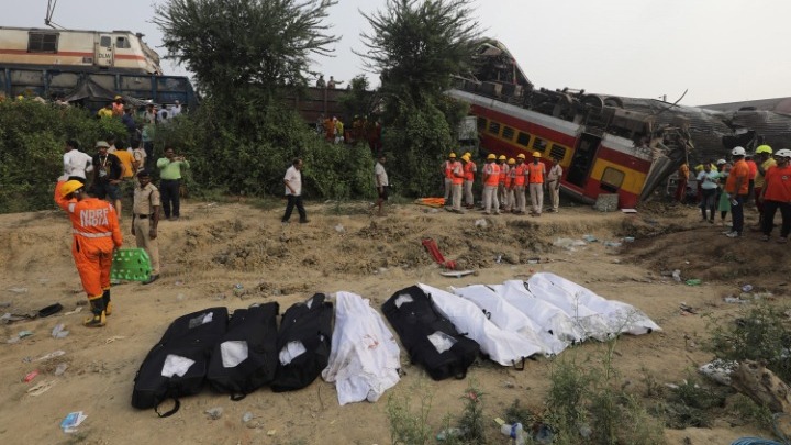 Τραγωδία στην Ινδία: Τουλάχιστον 288 νεκροί από σύγκρουση τριών τρένων