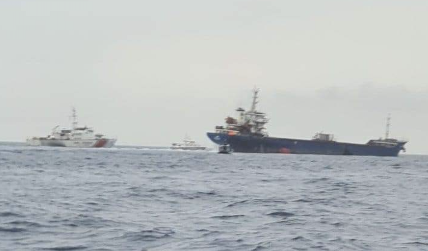 Η τουρκική «εποπτεία» στο Αιγαίο! Φωτογραφία από τη χθεσινή σύγκρουση πλοίων στη Χίο με την τουρκική ακτοφυλακή παρούσα