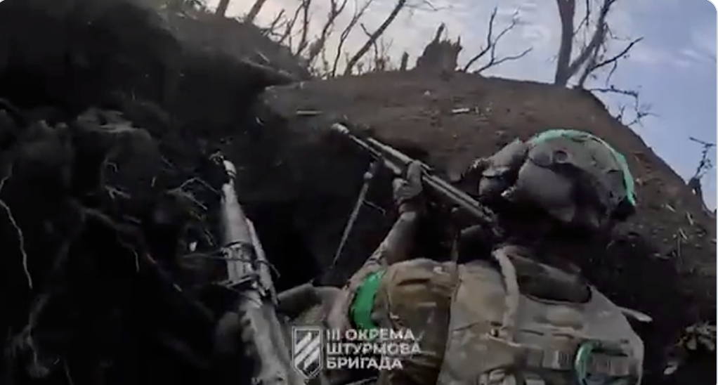 Έλληνας σε ουκρανικά χαρακώματα; Τι ακούγεται σε βίντεο από μάχη