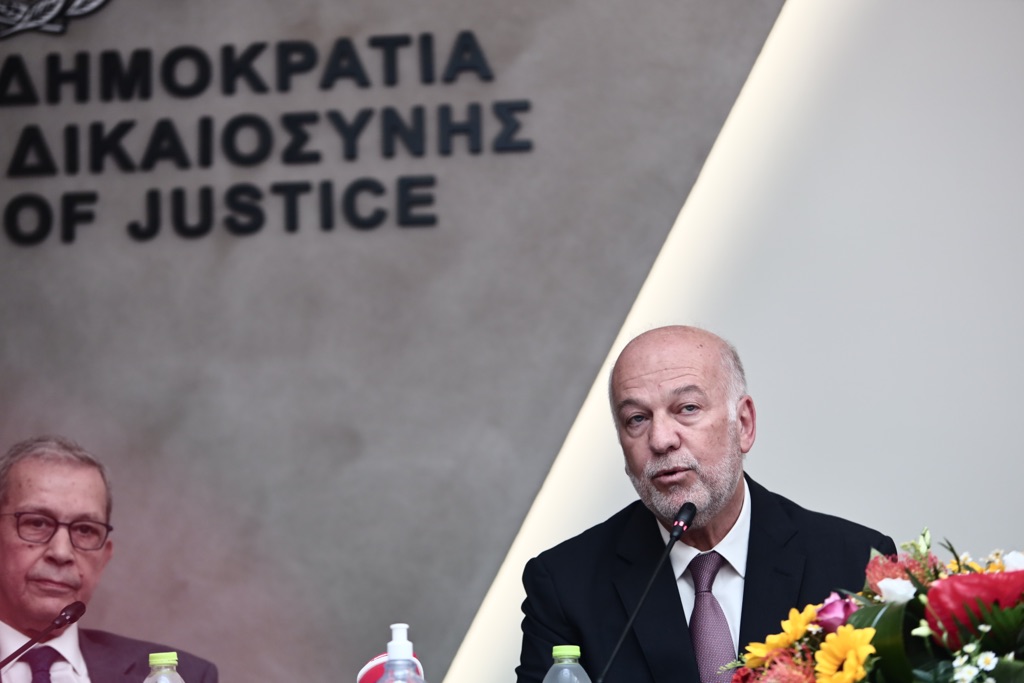 Ο υπουργός Δικαιοσύνης κάνει...αντιπολίτευση στην κυβέρνηση! Γκάφα Φλωρίδη