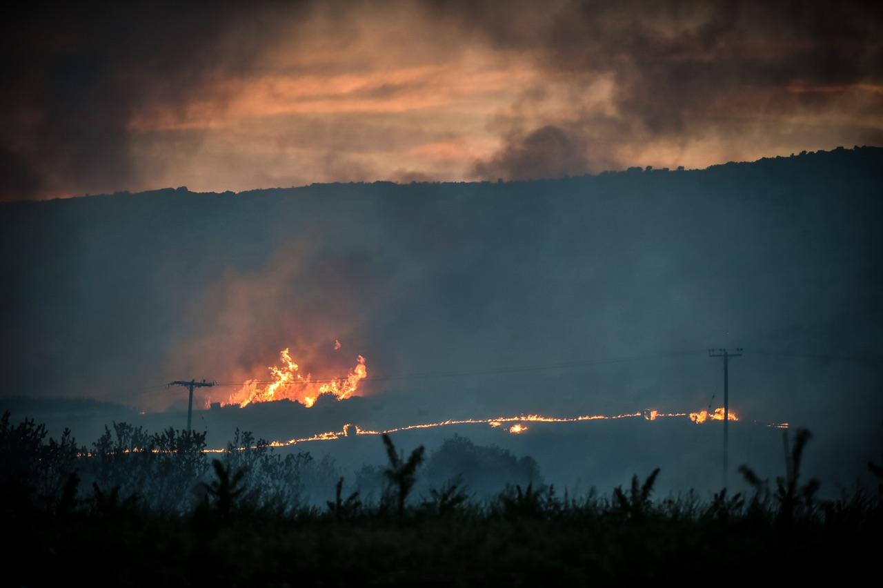 Φωτιές: Εκκένωσαν οικισμούς κοντά στον Βόλο, καίγεται για 10η ημέρα η Ρόδος