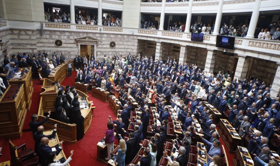 Ψήφισμα για αποχή της αντιπολίτευσης από τη Βουλή λόγω της καταπάτησης του Συντάγματος