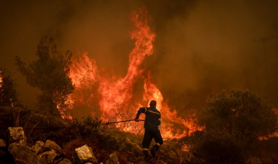 Στο έλεος της φωτιάς! Καίγονται σπίτια στη Φυλή όπου ο κόσμος τρέχει να σωθεί-Φωτογραφίες