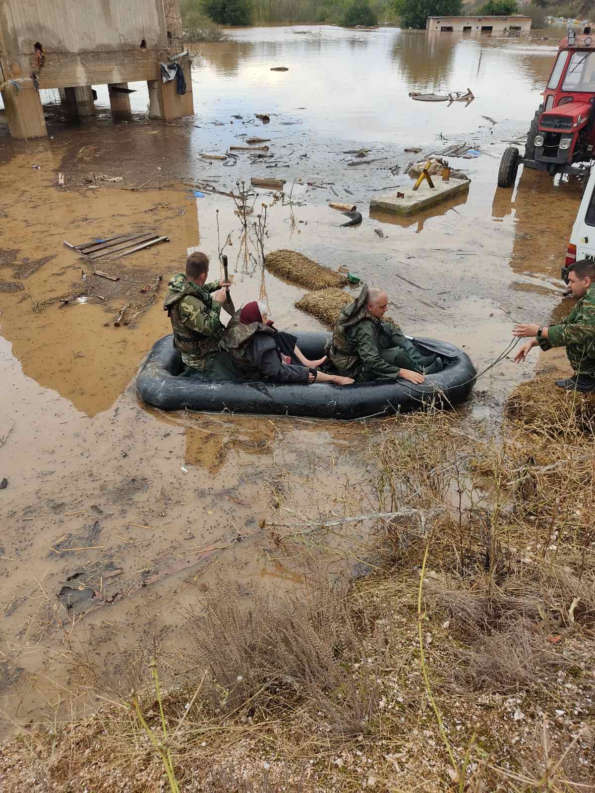 «Υπάρχουν νεκροί» λένε οι άνθρωποι που σώθηκαν από τις πλημμύρες