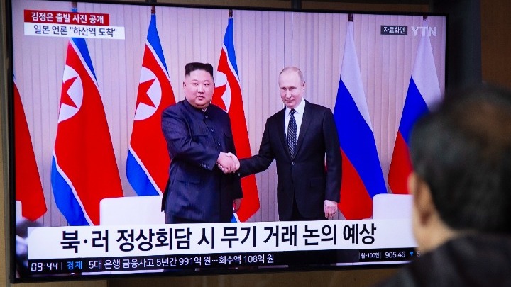 Η θερμή υποδοχή και χειραψία Πούτιν με τον Κιμ Γιονκ Ουν- Εκτοξεύσεις πυραύλων από την Β.Κορέα