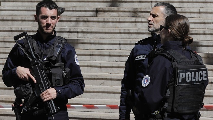 Γαλλία: Αστυνομικοί πυροβόλησαν γυναίκα που φώναζε «Αλλάχ Ακμπάρ» στον προαστιακό