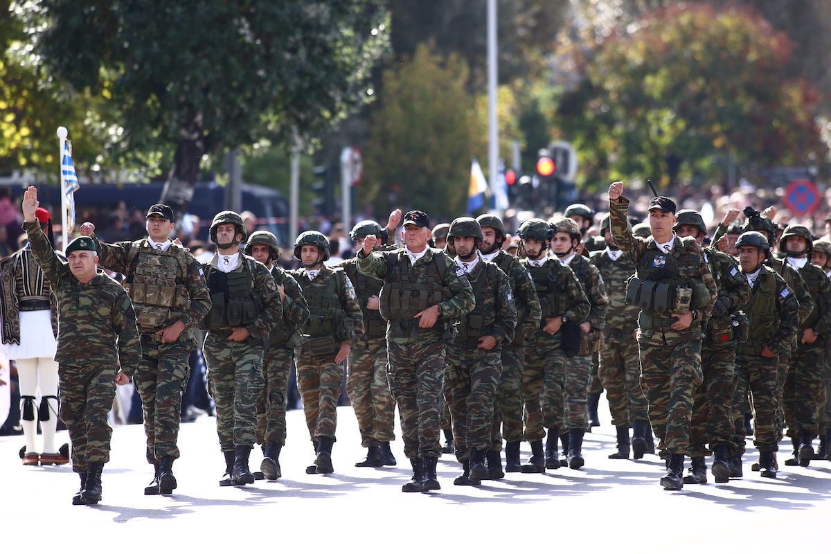 Στρατιωτική παρέλαση με πολλά πολιτικά τμήματα πολλούς πολιτικούς και Αρηγούς που «κρύβονται» πίσω από τις ΕΔ