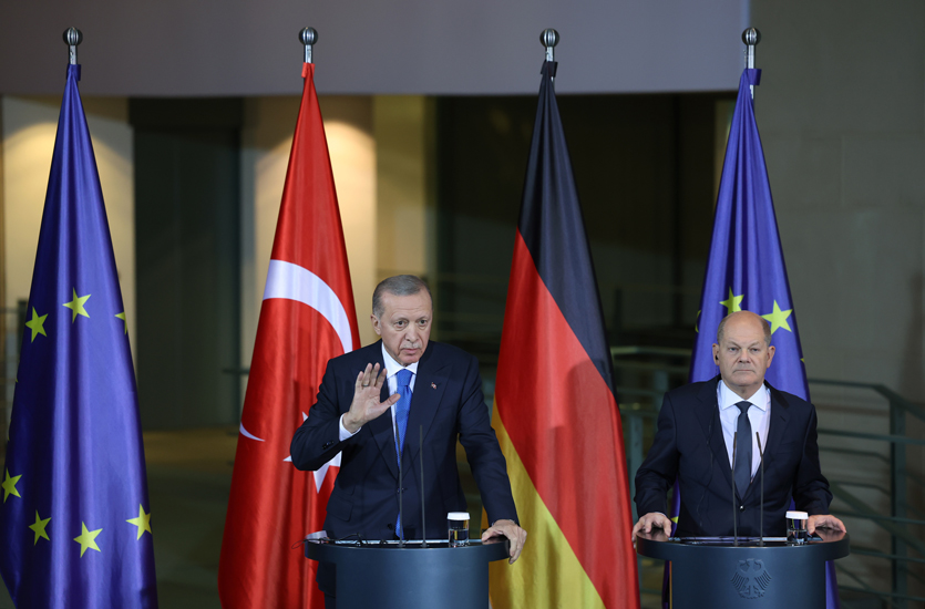 Ο Σολτς «αναγνώρισε την αποκλιμάκωση μεταξύ Ελλάδας-Τουρκίας», ο Στάϊνμαιερ «επαίνεσε» τον Ερντογάν