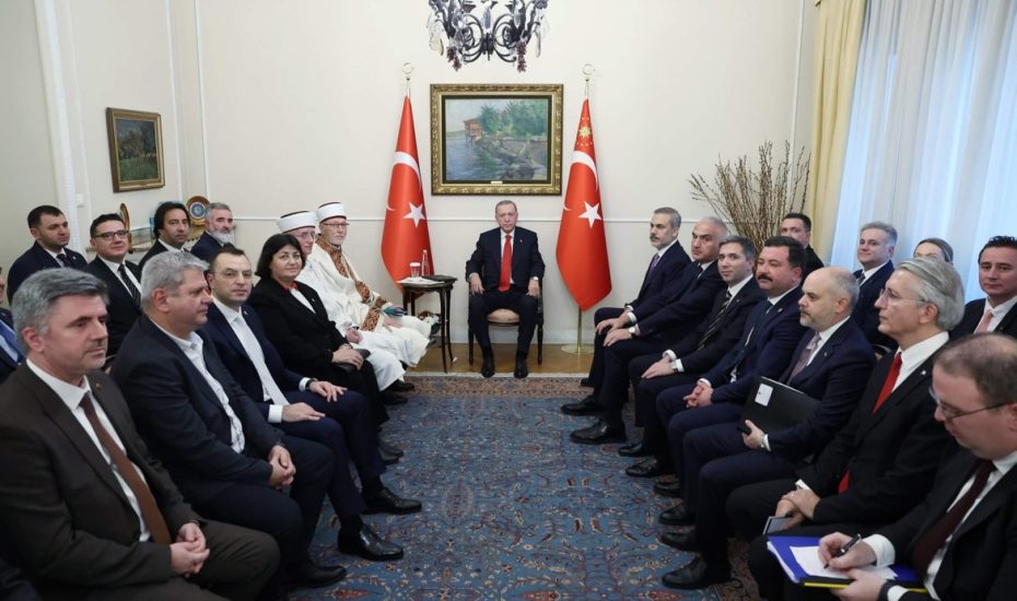 Ποιοι πήγαν να δουν τον Ερντογάν στην τουρκική πρεσβεία εκτός από τον ...κόουτς Αταμάν