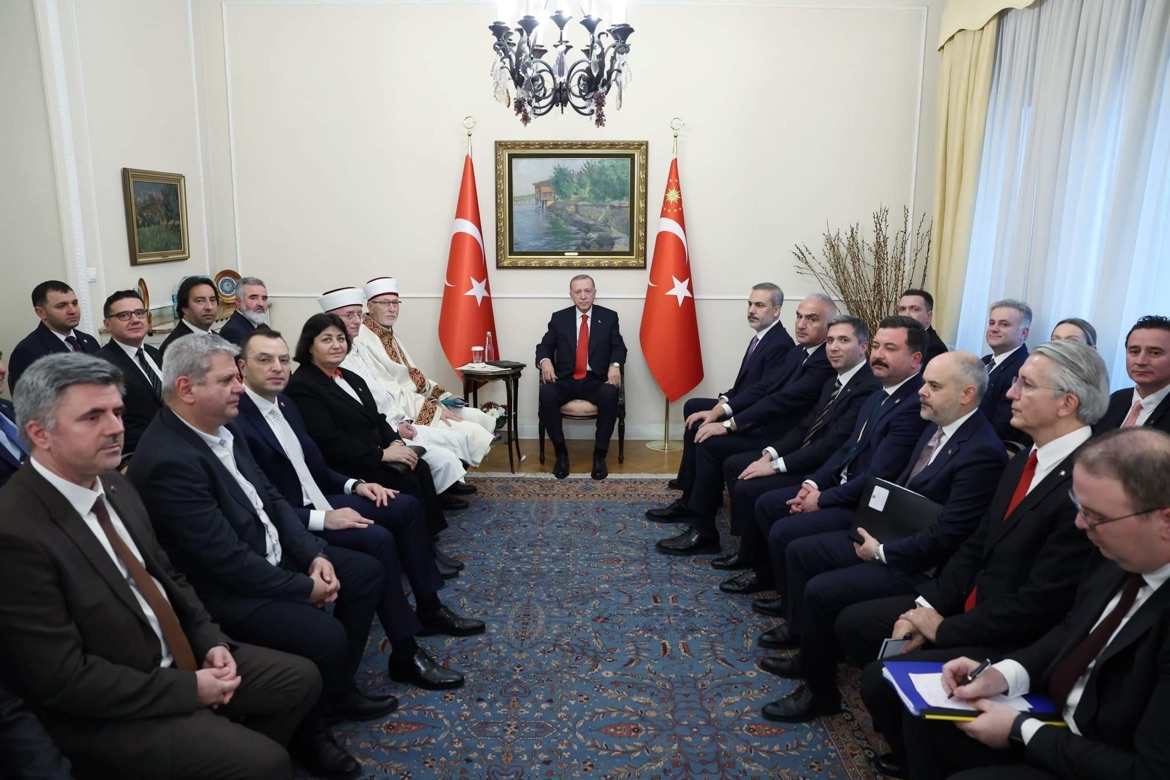 Ποιοι πήγαν να δουν τον Ερντογάν στην τουρκική πρεσβεία εκτός από τον ...κόουτς Αταμάν