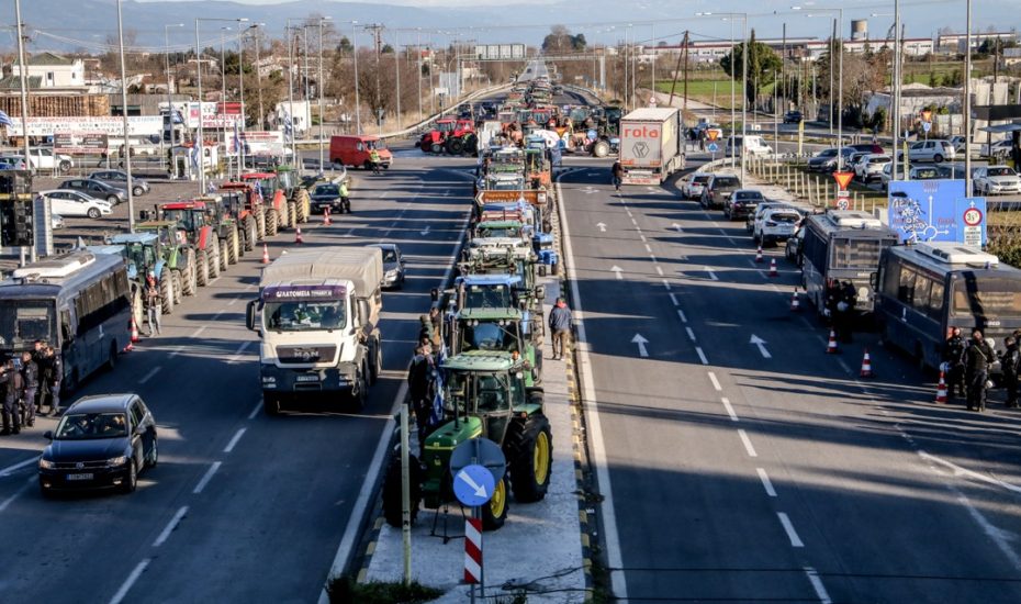 Οι αγρότες στο δρόμο, υπό κλοιό τρακτέρ η έκθεση Agrotica στη Θεσσαλονίκη και η έδρα της ΕΕ στις Βρυξέλλες