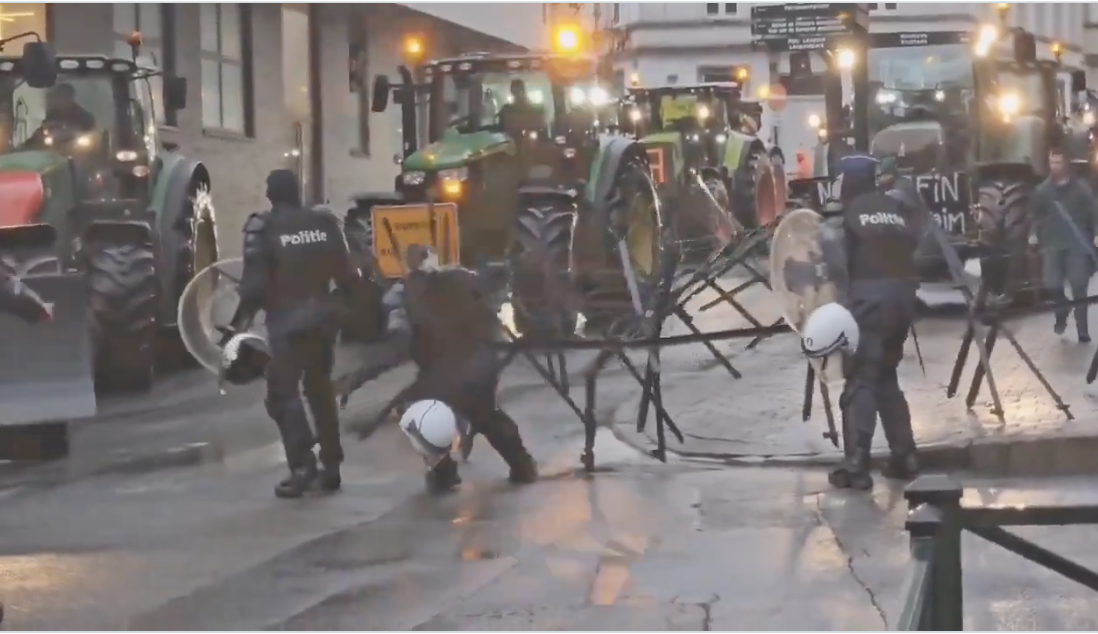 Οι αγρότες στις Βρυξέλλες και δεν παρκάρουν τα τρακτέρ αλλά «σαρώνουν» οδοφράγματα-Βίντεο