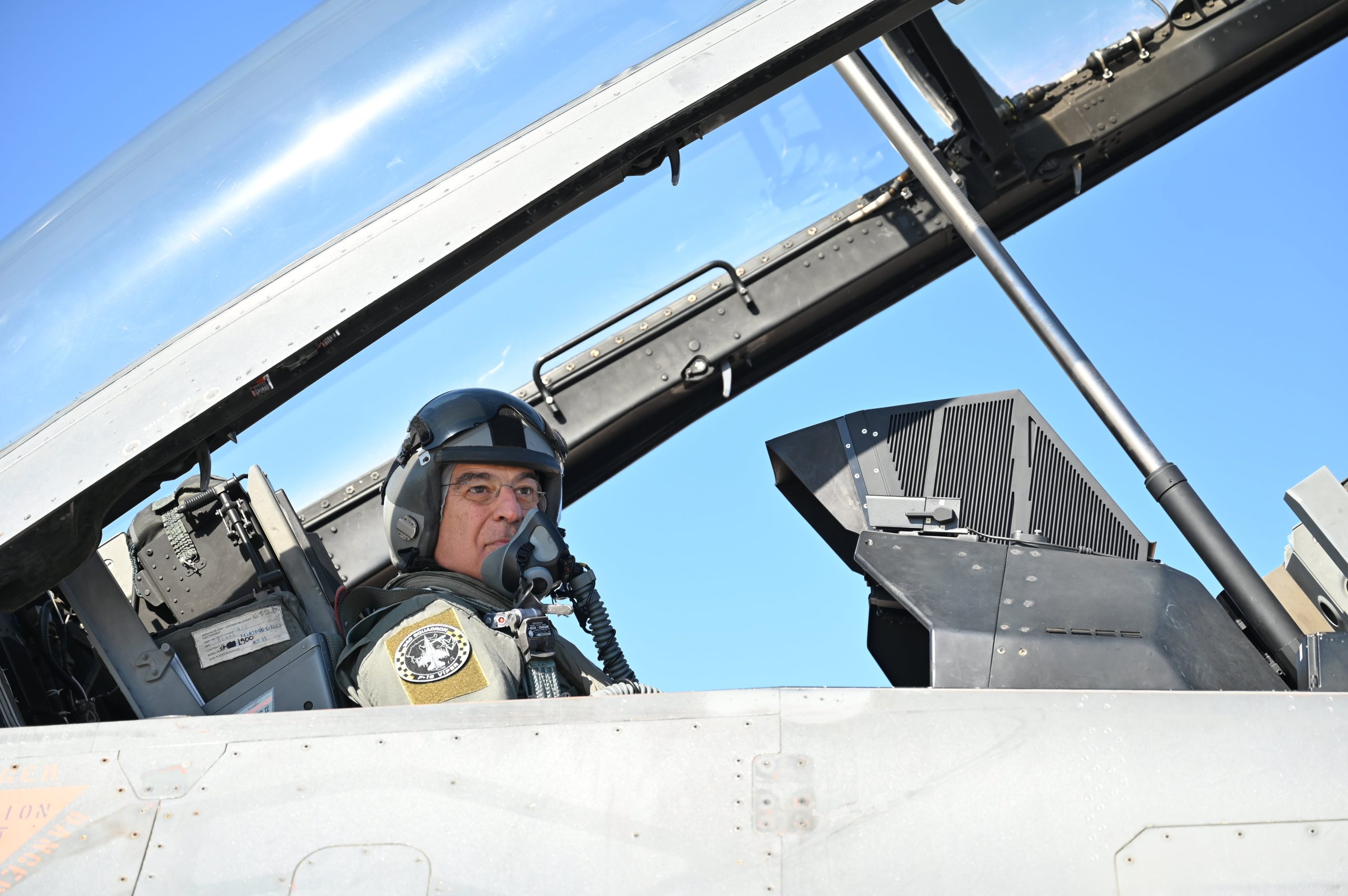Πτήση με F-16 Viper για τον ΥΕΘΑ που έχει να λύσει ένα θέμα με το πρόγραμμα του εκσυγχρονισμού
