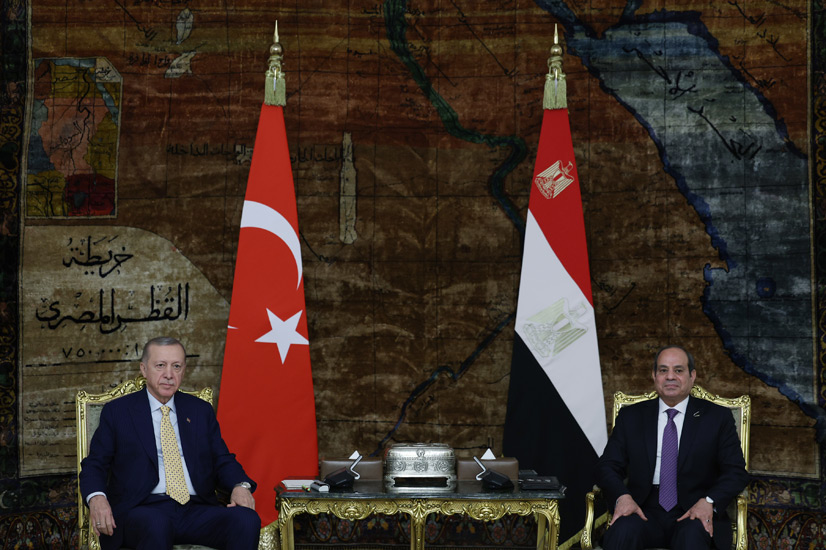 Ο Ερντογάν στην Αίγυπτο συνάντησε τον Σίσι, έχοντας μαζί του ΥΠΕΞ, ΥΠΑΜ και ΜΙΤ