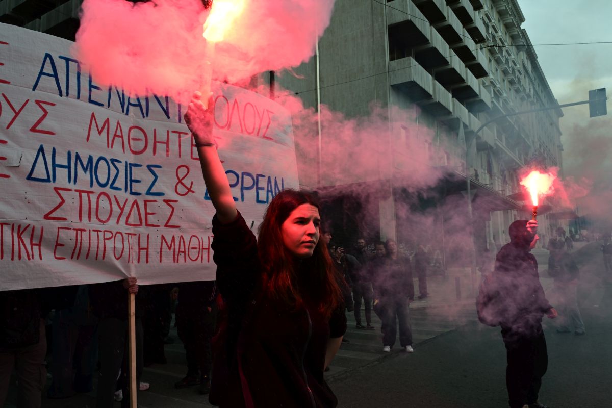 Αθήνα: Συγκέντρωση φοιτητών στα Προπύλαια και πορεία στο Σύνταγμα