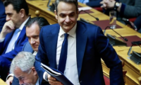 «Τσαλακωμένος» πρωθυπουργός έθεσε ερωτήματα αντί να δώσει απαντήσεις για τα Τέμπη