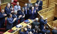 Η κυβέρνηση πήρε 159 ψήφους στη Βουλή αλλά καμία εμπιστοσύνη από την κοινωνία